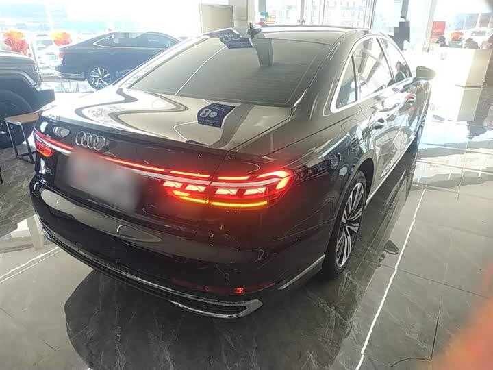 Фото 7 - Audi A8