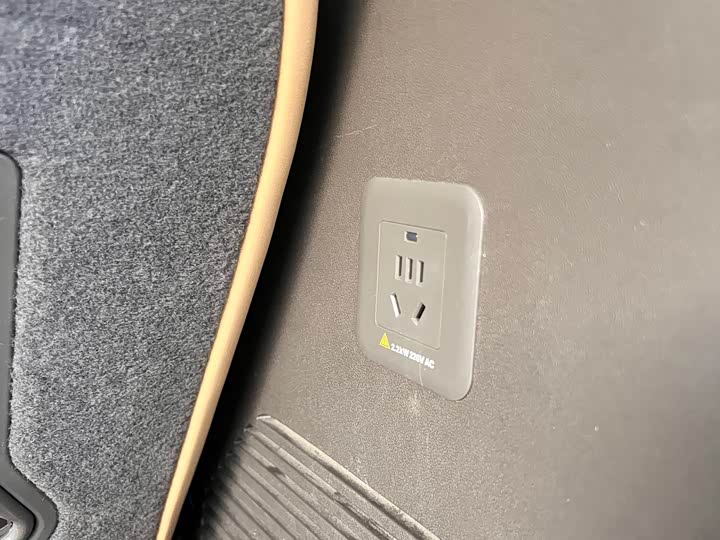 Фото 7 - Denza D9