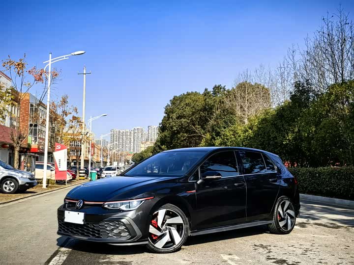 Фото 1 - Volkswagen Golf GTI