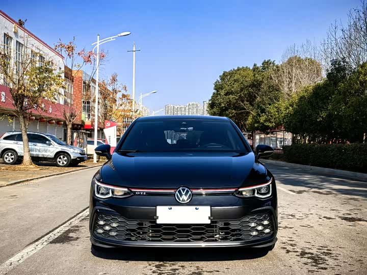 Фото 2 - Volkswagen Golf GTI
