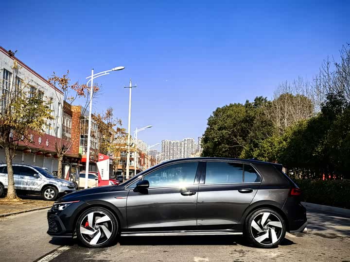 Фото 3 - Volkswagen Golf GTI