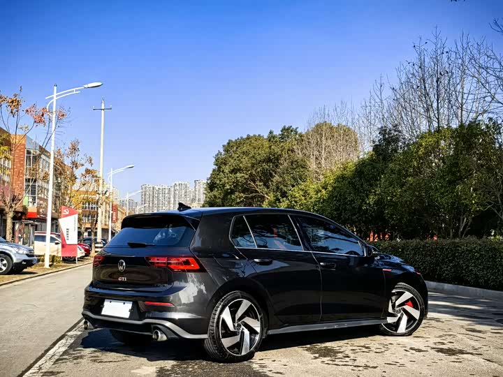 Фото 5 - Volkswagen Golf GTI