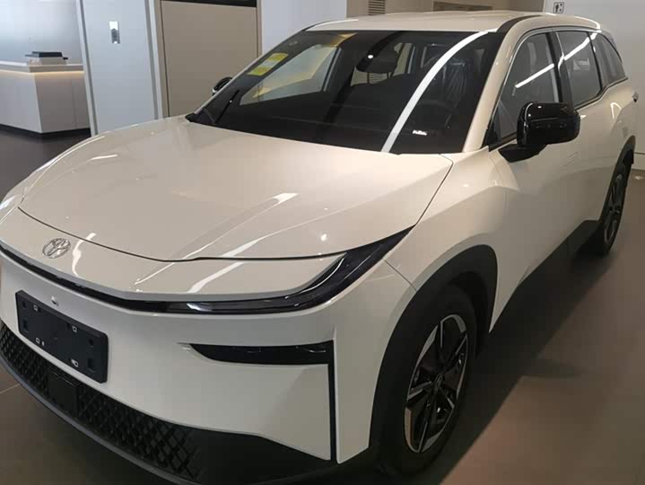 Фото 1 - Toyota bZ3X