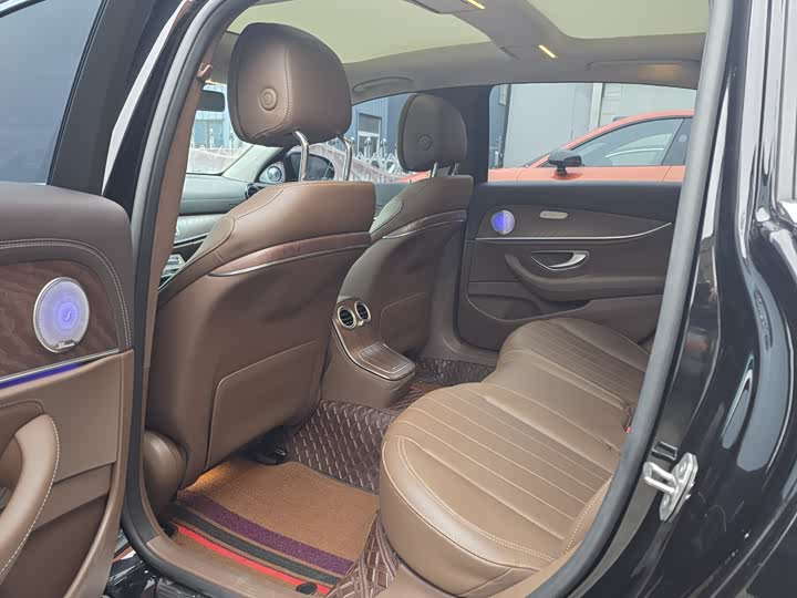 Фото 7 - Mercedes-Benz E-Class