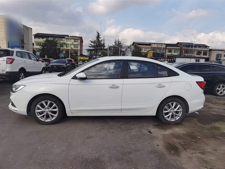 Фото 6 - Roewe i5