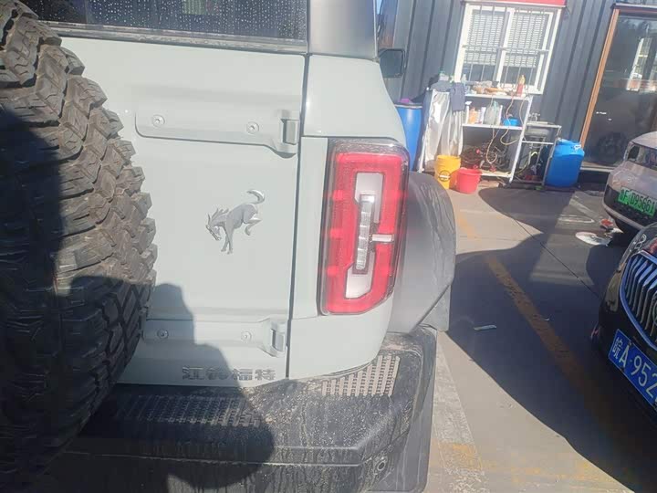 Фото 8 - Ford Bronco