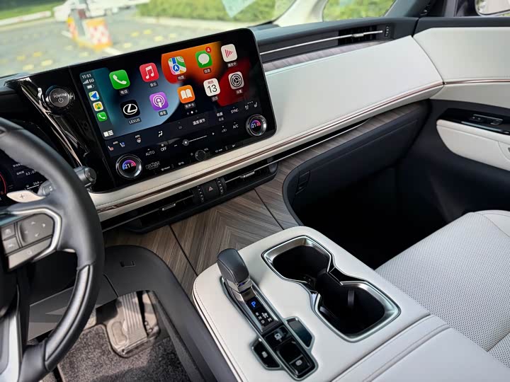 Фото 8 - Lexus LM