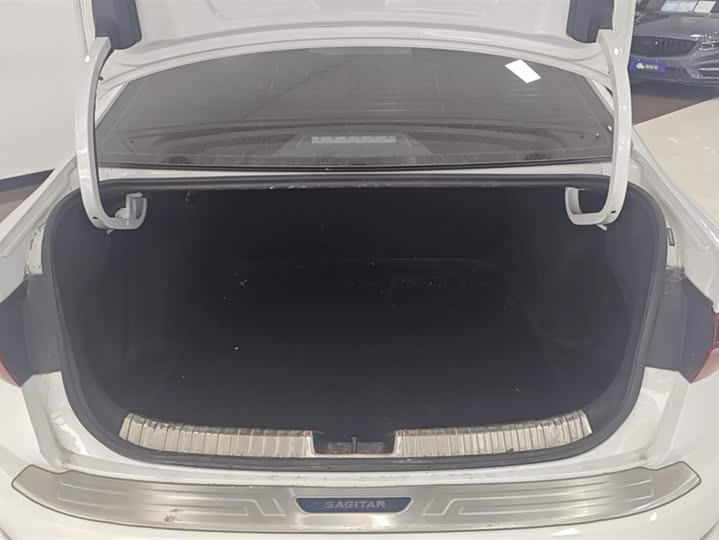 Фото 4 - Volkswagen Sagitar L