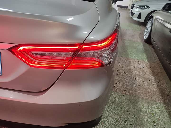 Фото 8 - Toyota Camry