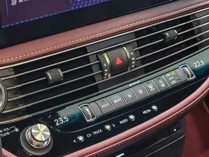 Фото 9 - Lexus LS