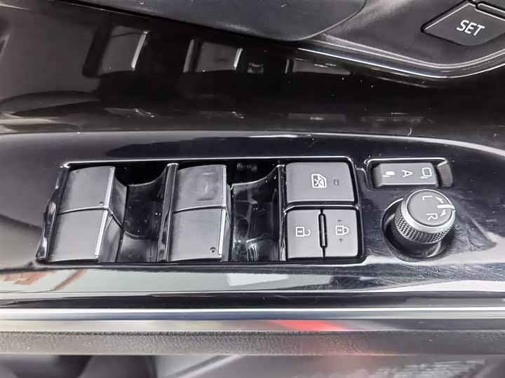 Фото 9 - Toyota bZ4X