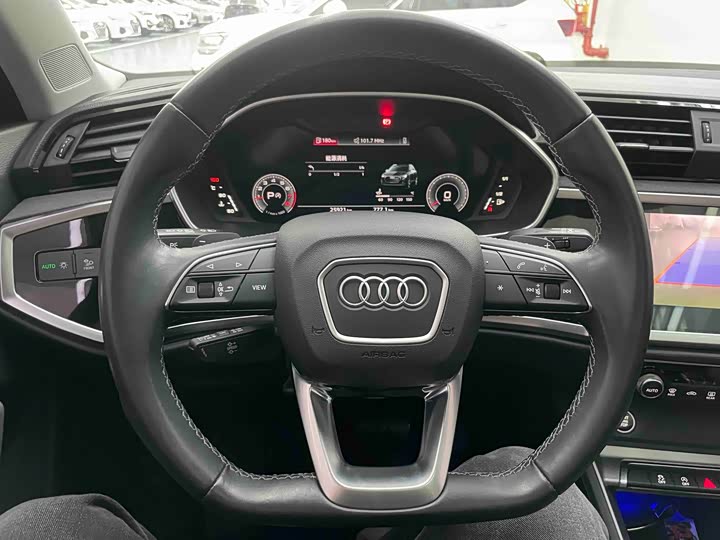 Фото 8 - Audi Q3