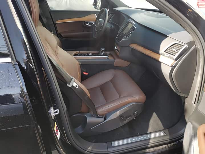 Фото 8 - Volvo XC90