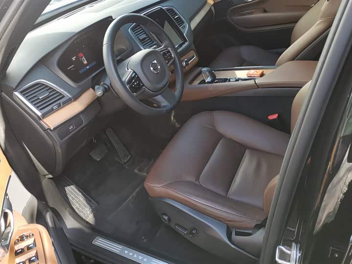 Фото 9 - Volvo XC90