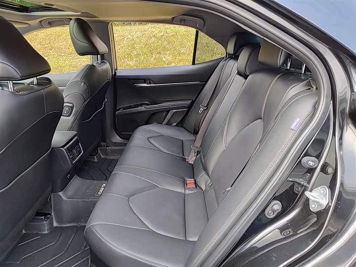 Фото 8 - Toyota Camry