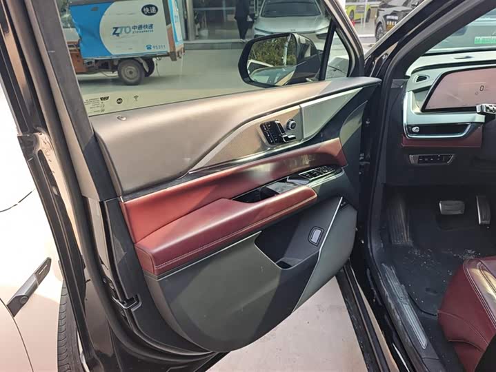 Фото 7 - Cadillac XT5