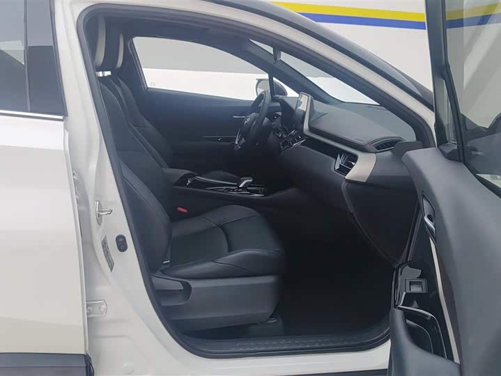 Фото 8 - Toyota C-HR EV