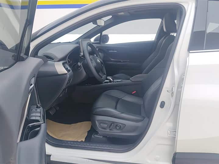 Фото 9 - Toyota C-HR EV