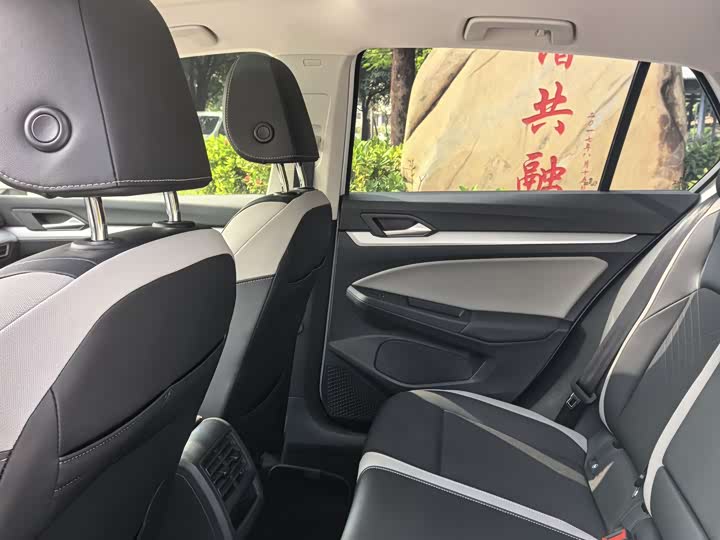 Фото 5 - Volkswagen Golf