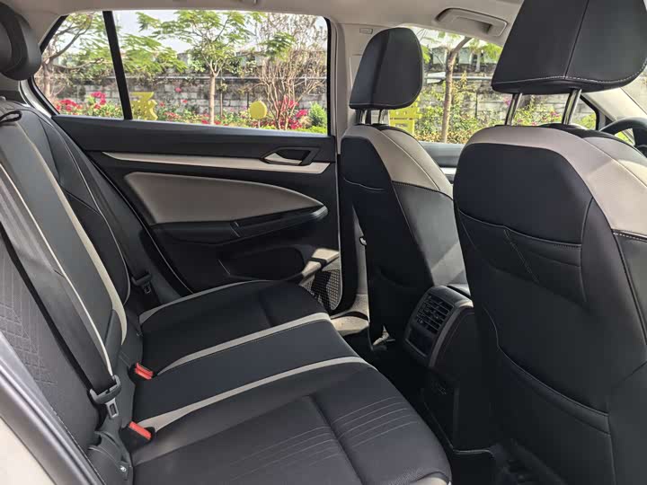 Фото 7 - Volkswagen Golf