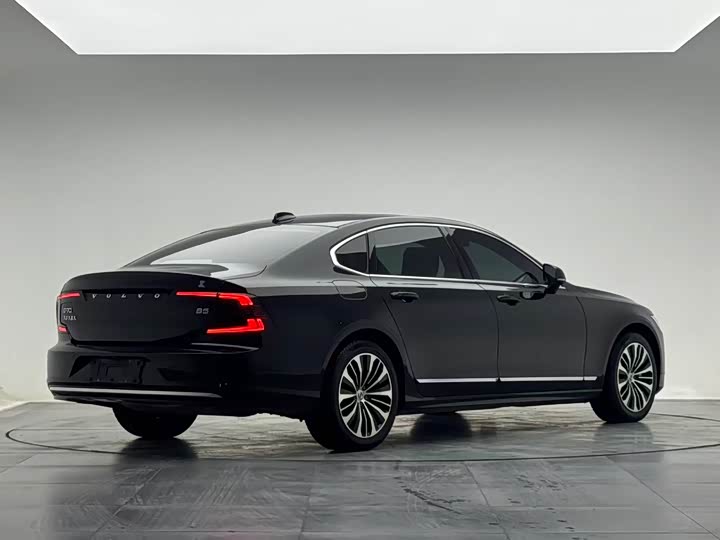 Фото 4 - Volvo S90