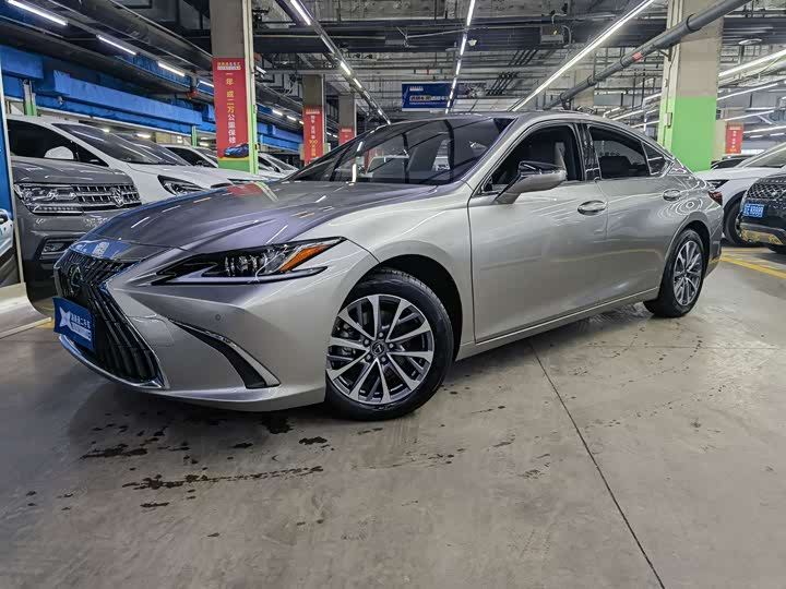 Фото 1 - Lexus ES
