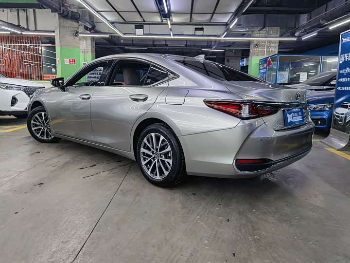 Фото 6 - Lexus ES