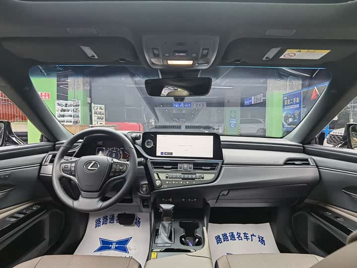 Фото 7 - Lexus ES