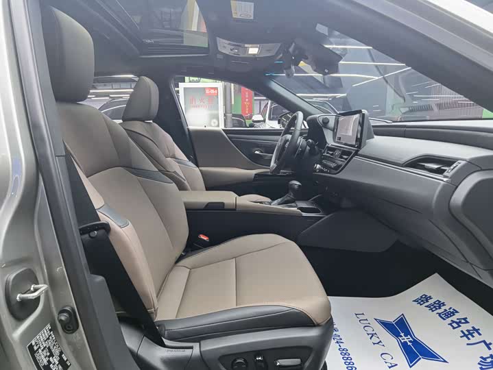 Фото 8 - Lexus ES