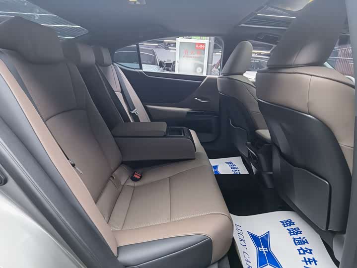 Фото 9 - Lexus ES