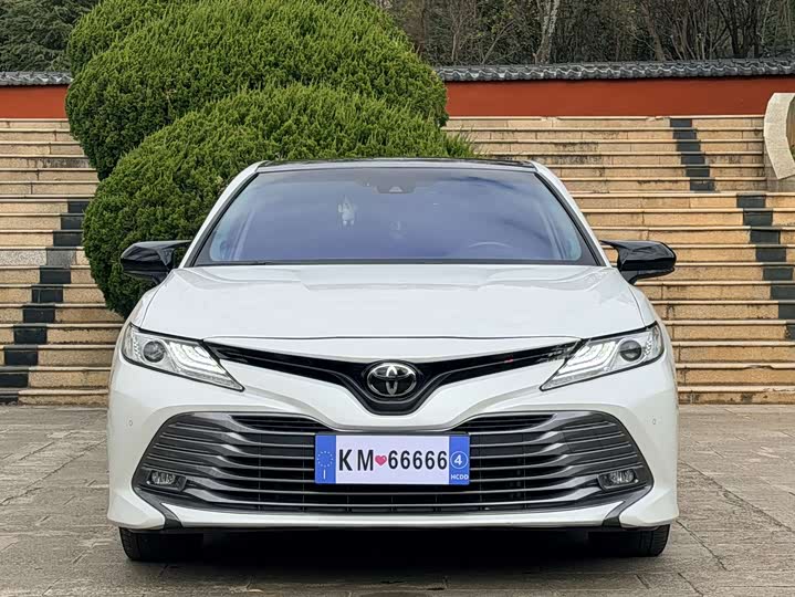 Фото 2 - Toyota Camry
