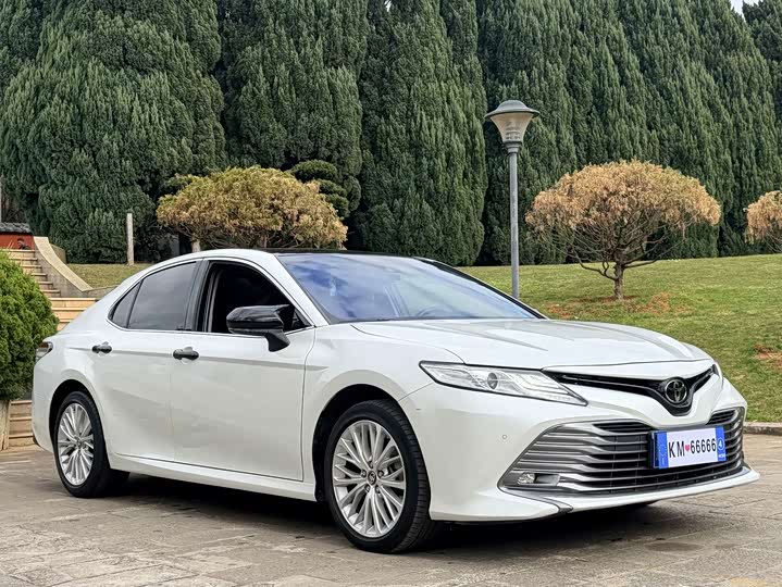 Фото 3 - Toyota Camry