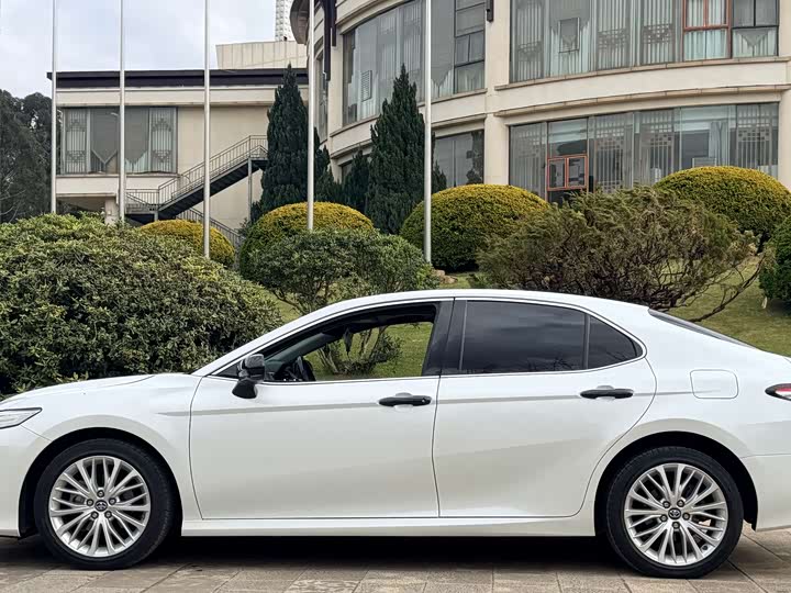 Фото 6 - Toyota Camry