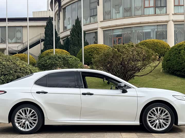 Фото 7 - Toyota Camry