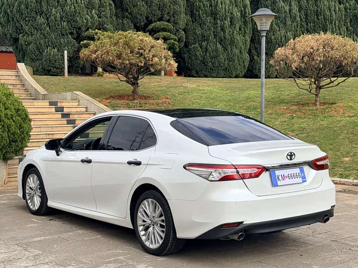 Фото 8 - Toyota Camry