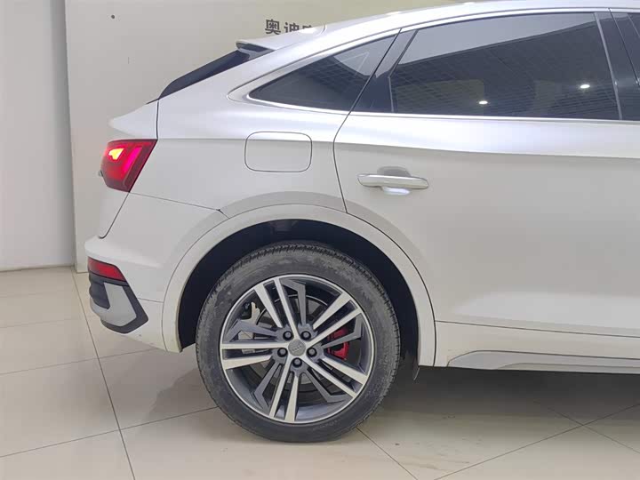 Фото 8 - Audi Q5L Sportback