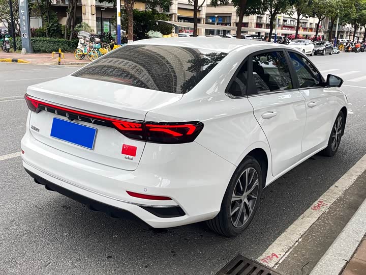 Фото 9 - Geely Emgrand