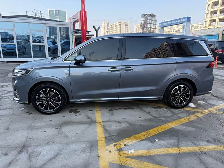 Фото 3 - Roewe iMax 8