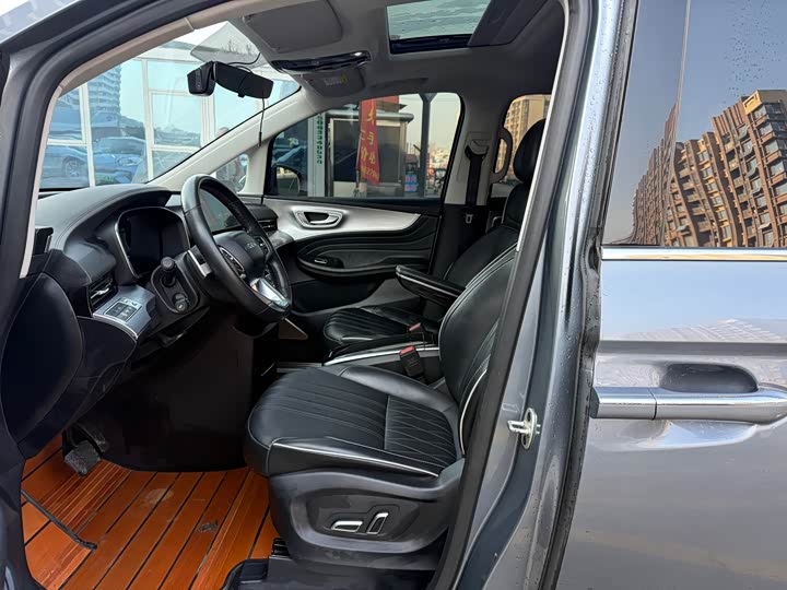 Фото 8 - Roewe iMax 8