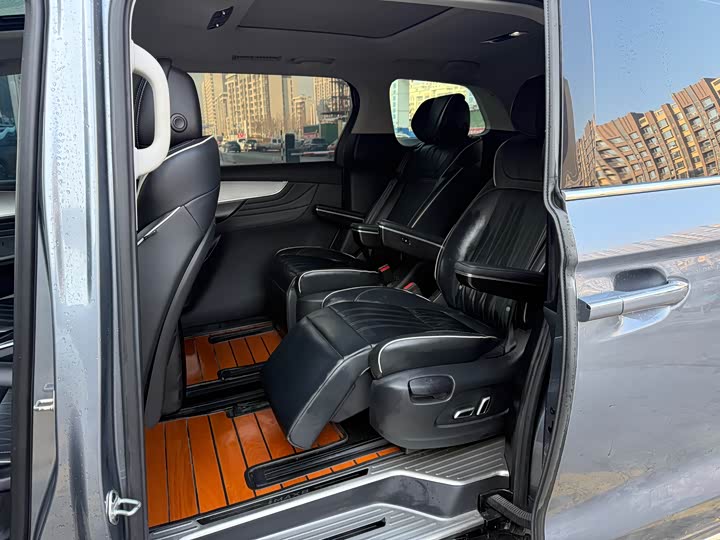 Фото 9 - Roewe iMax 8