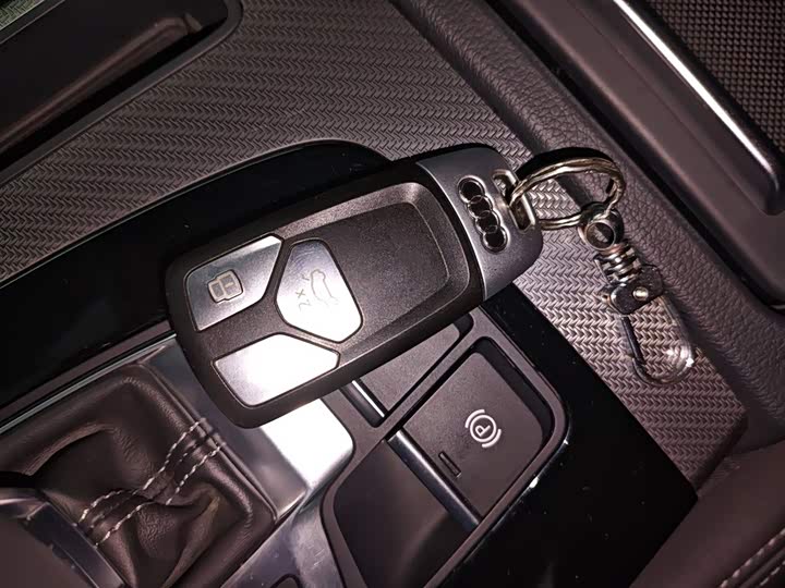 Фото 9 - Audi Q5L