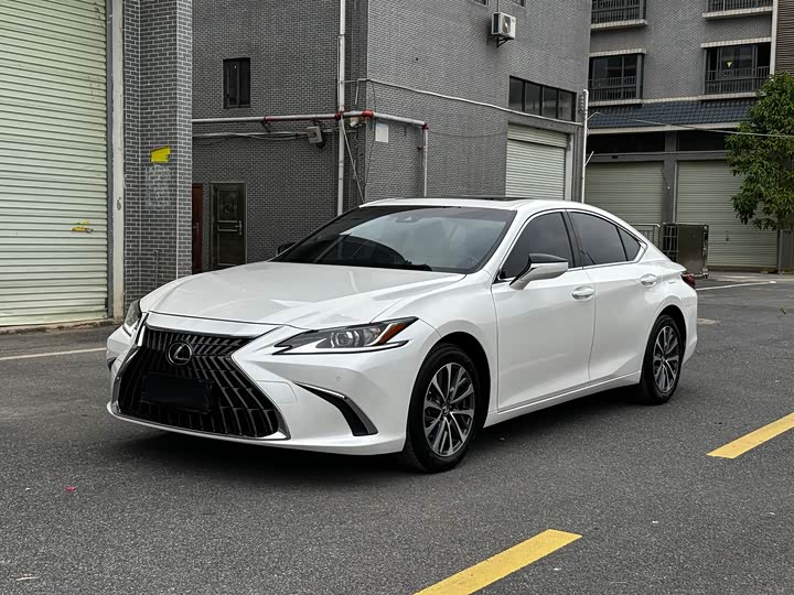 Фото 1 - Lexus ES