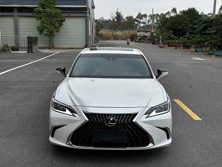 Фото 2 - Lexus ES