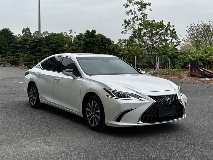 Фото 3 - Lexus ES