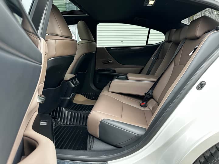 Фото 5 - Lexus ES