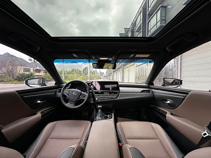 Фото 6 - Lexus ES