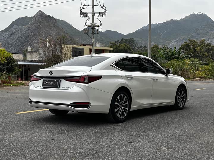 Фото 8 - Lexus ES