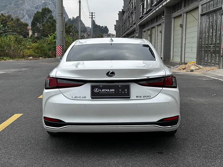 Фото 9 - Lexus ES