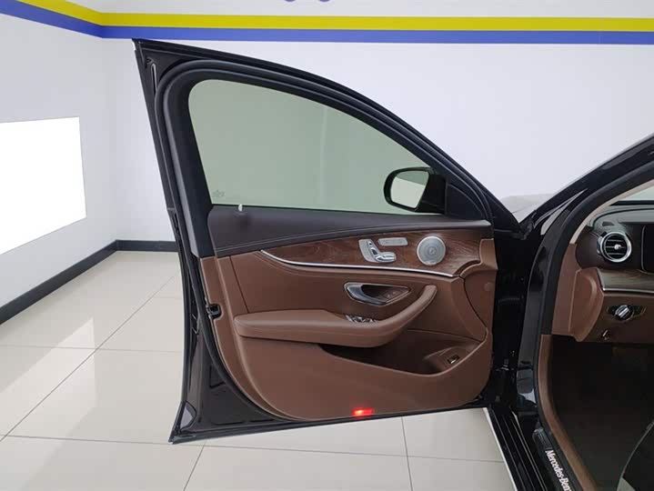 Фото 7 - Mercedes-Benz E-Class