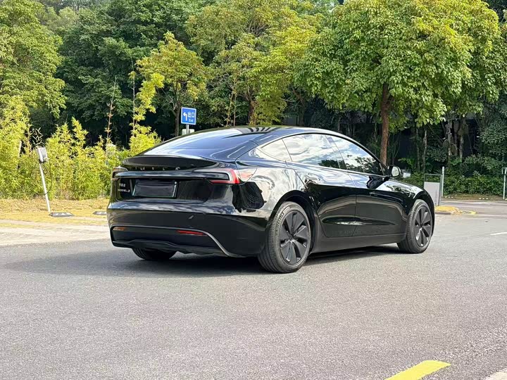 Фото 4 - Tesla Model 3